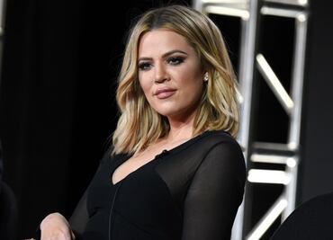 Khloé Kardashian sorprende con saco abierto y tendencia braless