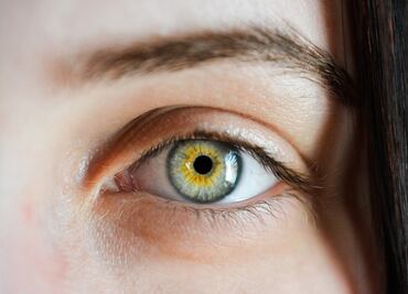 ¿Te ‘tiembla’ el párpado? Aquí cómo evitarlo según los expertos