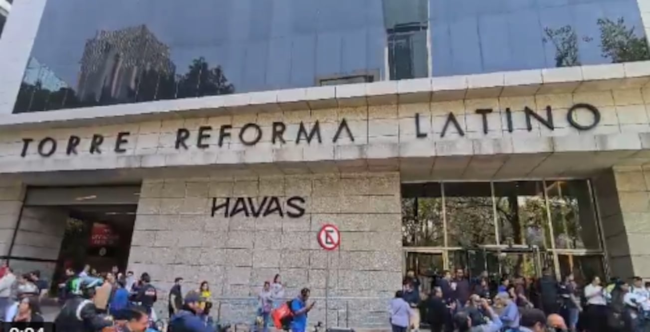 Muere mujer tras caer desde edificio en Paseo de la Reforma; investigan causas del incidente en CDMX. Foto de video de X