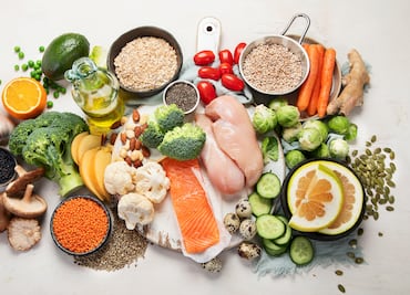 Los 10 SUPERALIMENTOS llenos de nutrientes para mejorar tu salud, según Harvard