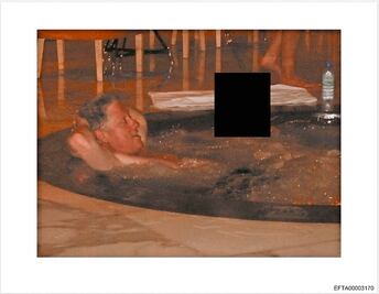 Caso Epstein: Bill Clinton rompe el silencio sobre las fotos virales en un jacuzzi con una mujer misteriosa