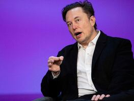 Hija trans de Elon Musk pide cambiar su género para cortar lazos con su padre