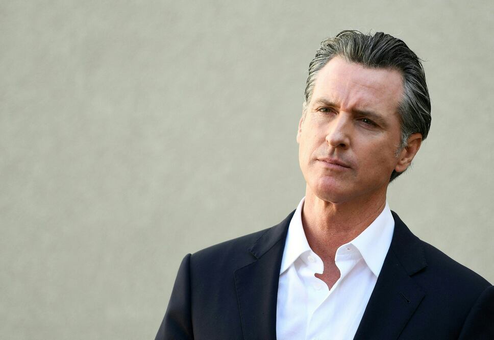 Newsom emite orden para retirar campamentos de personas sin hogar en California. (Photo by Patrick T. FALLON / AFP)