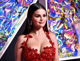 Selena Gomez conquista con su escote más arriesgado y presume nuevo romance