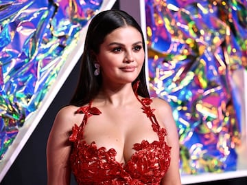 Selena Gomez conquista con su escote más arriesgado y presume nuevo romance