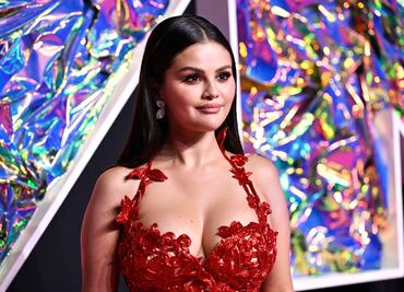 Selena Gomez conquista con su escote más arriesgado y presume nuevo romance