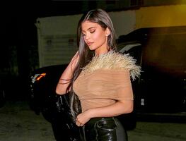 Top traslúcido y cuero, el look de Kylie Jenner para arrasar