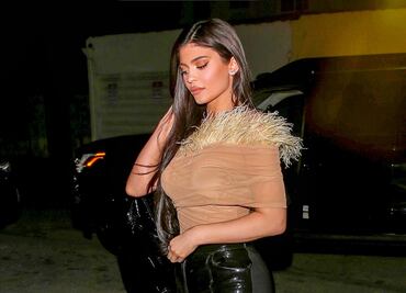 Top traslúcido y cuero, el look de Kylie Jenner para arrasar