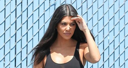 Kourtney Kardashian pasea por Calabasas con atuendo braless