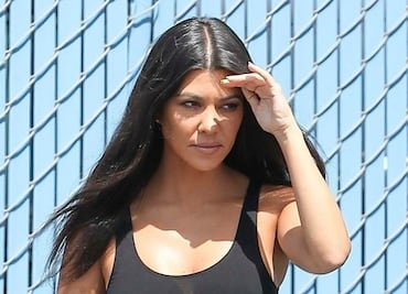 Kourtney Kardashian pasea por Calabasas con atuendo braless