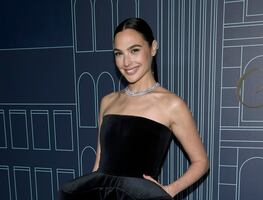 Gal Gadot deslumbra con lujoso vestido de terciopelo al estilo 'Old Hollywood'