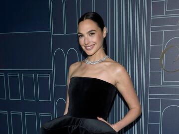 Gal Gadot deslumbra con lujoso vestido de terciopelo al estilo 'Old Hollywood'