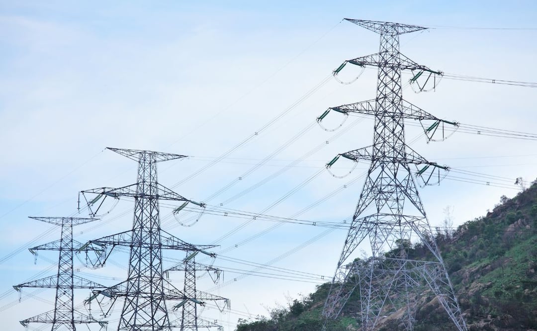 CFE anuncia plan de contingencia ante posibles fallas eléctricas por tormenta invernal en EU. Foto: Canva