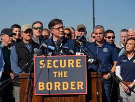 Presidente de la Cámara de Representantes responsabiliza a Joe Biden por "desastre" y crisis migratoria