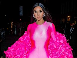 Kim Kardashian y el ajustado catsuit rosa con el que 'robó miradas'