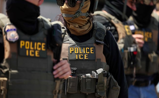 ICE planea usar guantes que dan descargas eléctricas durante operativos migratorios