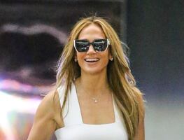 Jennifer Lopez cumple 52 años y celebra con elegante y lujoso look en LA