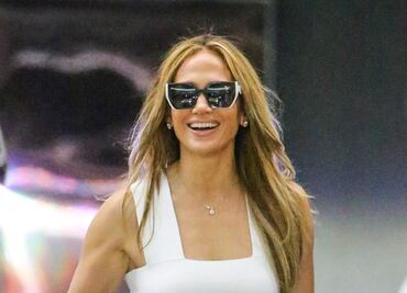 Jennifer Lopez cumple 52 años y celebra con elegante y lujoso look en LA