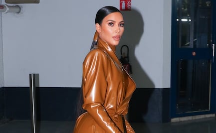 Kim Kardashian delinea sus curvas con atuendo látex en París 
