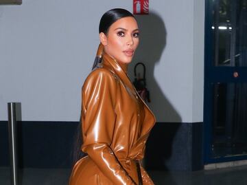 Kim Kardashian delinea sus curvas con atuendo látex en París