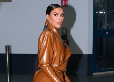 Kim Kardashian delinea sus curvas con atuendo látex en París