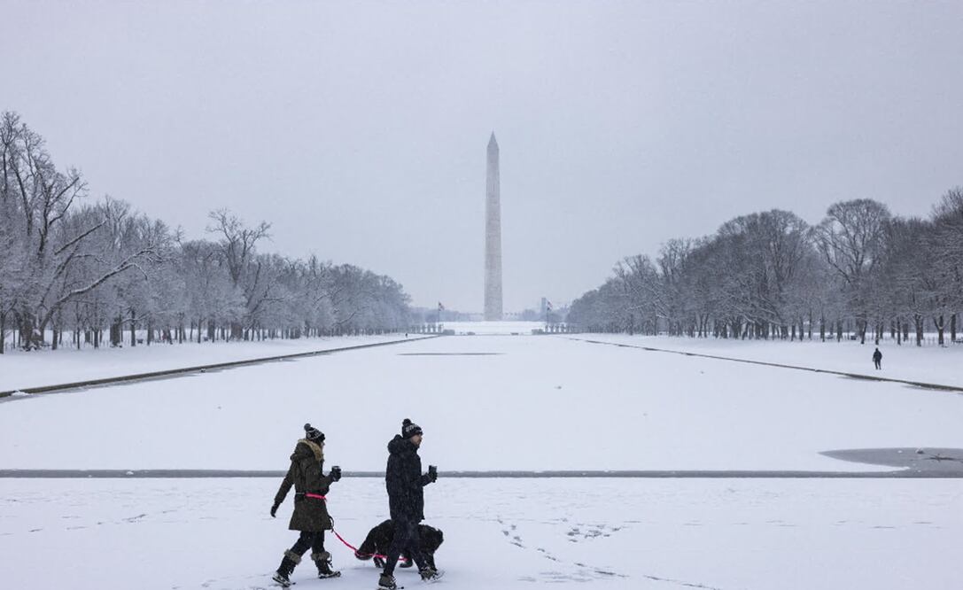 Tormenta Invernal Indigo Azota EE. UU.: Más de 100 Millones en Alerta por Nieve y Frío Extremo. EFE/EPA/JIM LO SCALZO