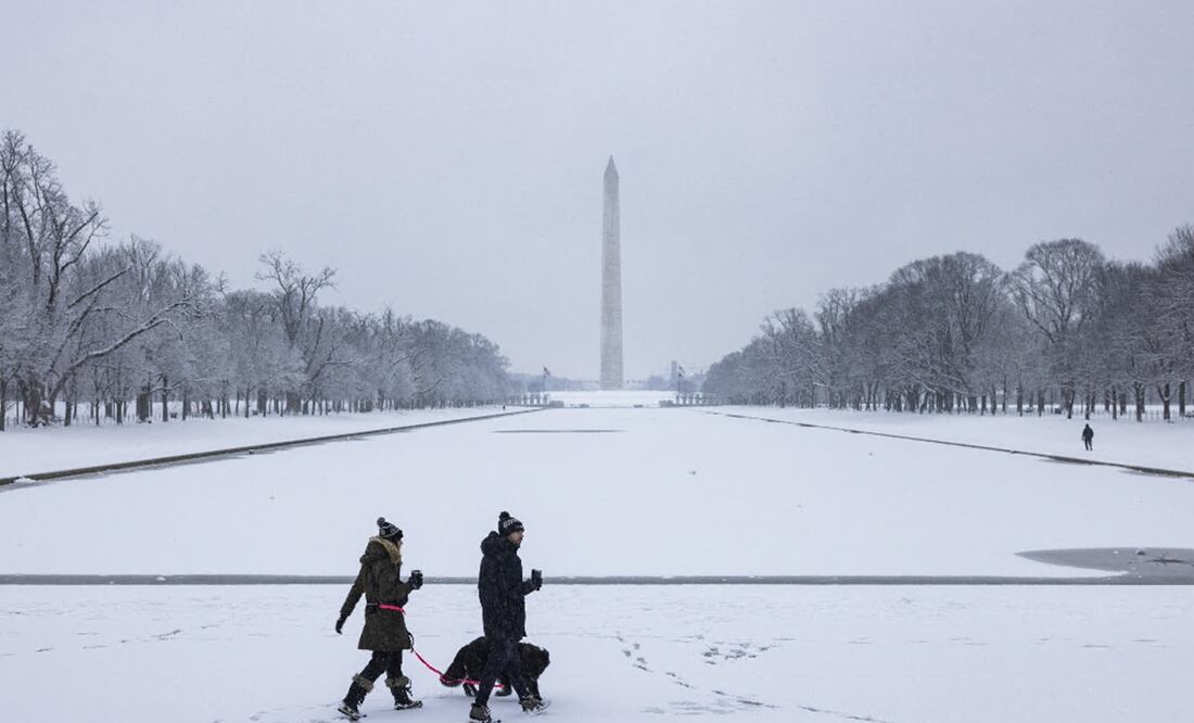 Tormenta Invernal Indigo Azota EE. UU.: Más de 100 Millones en Alerta por Nieve y Frío Extremo. EFE/EPA/JIM LO SCALZO