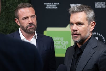 Matt Damon y Ben Affleck en problemas: policías de Miami los demandan por retratarlos como corruptos en Netflix