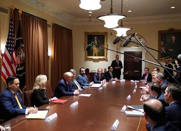 Covid-19. Abarrotadas y sin cubrebocas, así son las oficinas de la Casa Blanca