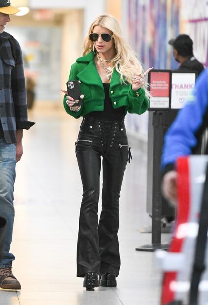Jessica Simpson mostró su cuerpo muy delgado con un par de pantalones de cuero y una chaqueta verde recortada. Foto: Grosby Group