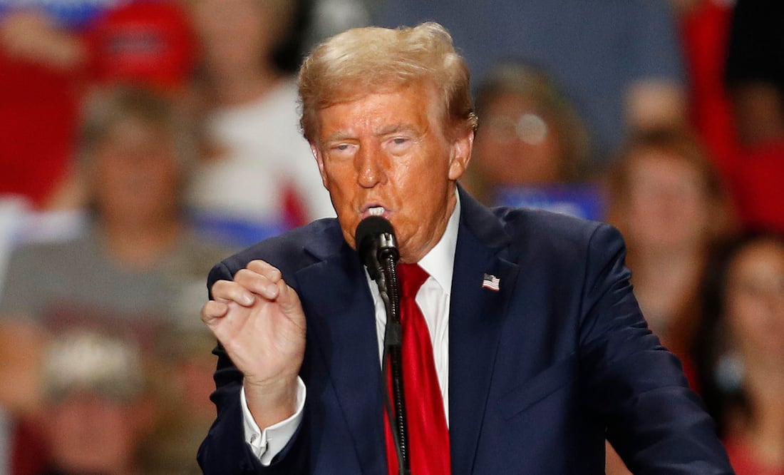 Trump afirma que migrantes "envenenan la sangre" de Estados Unidos y promete deportaciones masivas . EFE/EPA/DAVID MAXWELL