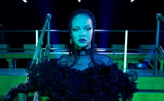 Rihanna impacta con look de cuero en desfile de SavageXFenty