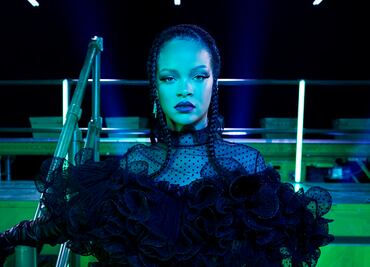 Rihanna impacta con look de cuero en desfile de SavageXFenty