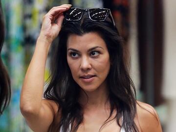 Kourtney Kardashian deslumbra con 'bodysuit braless' en West Hollywood