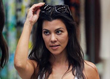 Kourtney Kardashian deslumbra con 'bodysuit braless' en West Hollywood