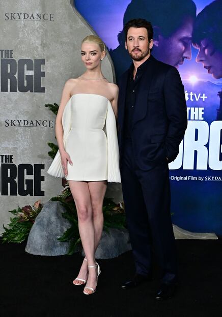 Anya Taylor-Joy se luce etérea con minivestido beige en la premiere de ‘The George’. Foto: AFP