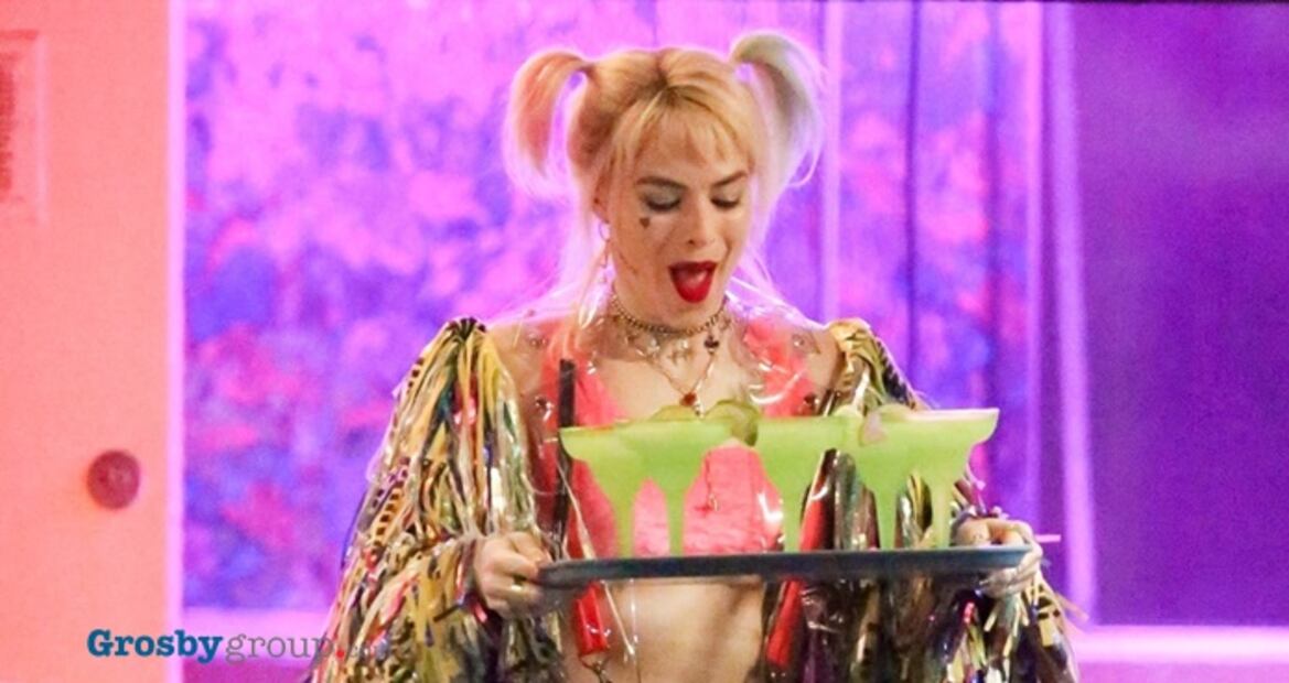 Margot Robbie arrasa con look dorado de Harley Quinn