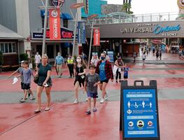 Universal Orlando endurece requisitos de vacunación para empleados