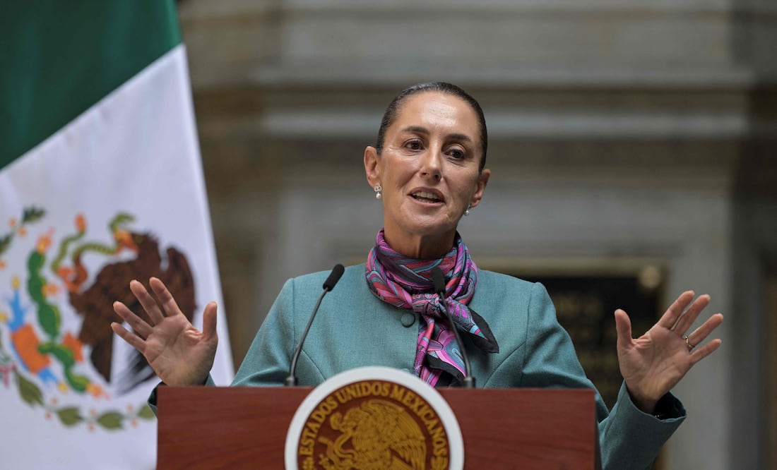 A más de un mes de su mandato, Claudia Sheinbaum recuerda que llegó a “servir al pueblo”. Foto: AFP