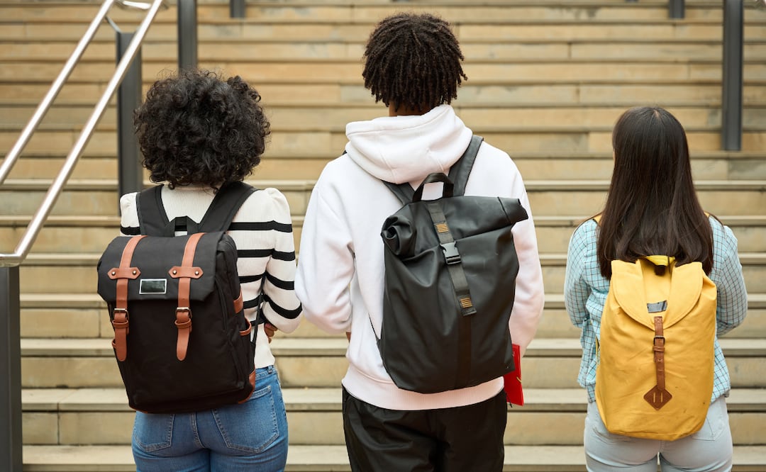 Stanford borra a un estudiante hispano con IA de una foto publicitaria y desata críticas. Foto Canva