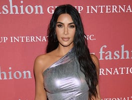 Kim Kardashian presume cintura diminuta con bralette rosa en sesión