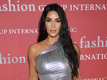 Kim Kardashian presume cintura diminuta con bralette rosa en sesión