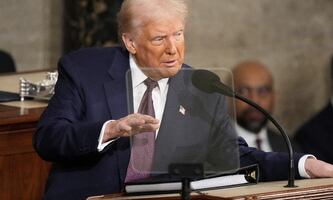 Trump anuncia la mayor deportación de la historia de EU y dice que "gracias a aranceles, México extraditó a 29 narcos" 