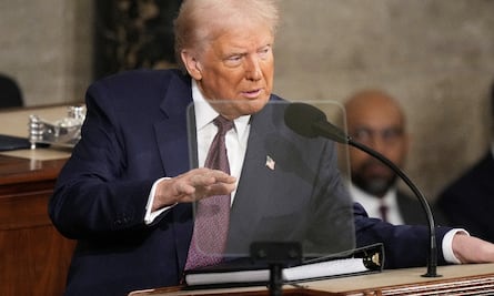 Trump anuncia la mayor deportación de la historia de EU y dice que "gracias a aranceles, México extraditó a 29 narcos" 