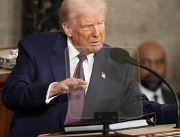 Trump anuncia la mayor deportación de la historia de EU y dice que "gracias a aranceles, México extraditó a 29 narcos"