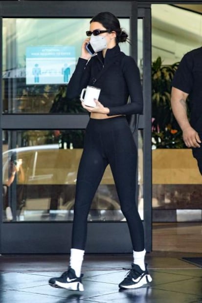Los leggings negros con los que Kendall Jenner presumió su silueta en LA