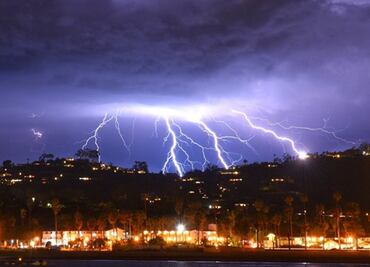 Ordenan evacuación de 3 mil personas por tormentas en California