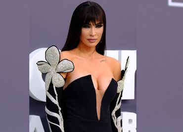 Megan Fox ‘roba miradas’ con vestido negro de raja en los Billboard