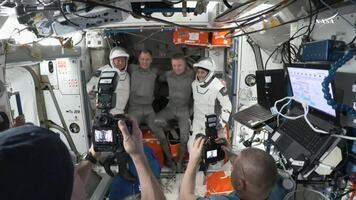 Astronautas varados nueve meses en la Estación Espacial Internacional regresan a la Tierra