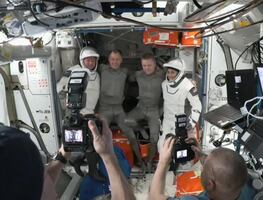 Astronautas varados nueve meses en la Estación Espacial Internacional regresan a la Tierra